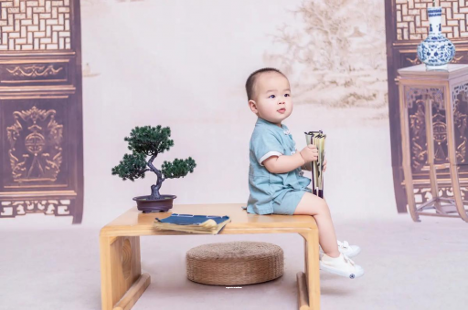 榆林宝宝边吃奶边挣扎烦躁